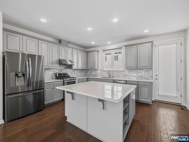 Building Photo - 18 Litchfield Ln