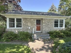 Building Photo - Mid-Century Charm and Comfort - 3-Bed 1.5-Bath Home in Robbinsdale!