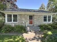 Building Photo - Mid-Century Charm and Comfort - 3-Bed 1.5-Bath Home in Robbinsdale!