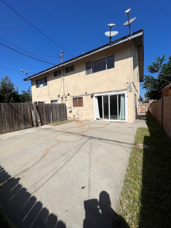 Building Photo - Two-story duplex unit