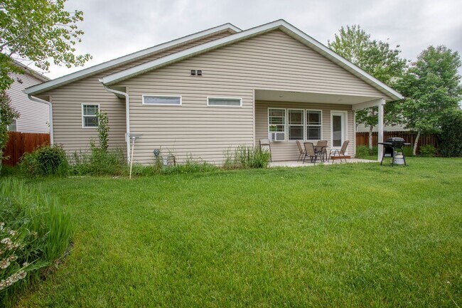 Building Photo - 1900 Teal Dr