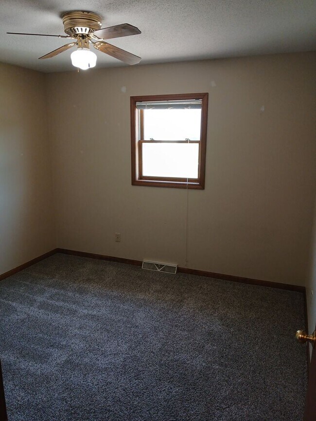Building Photo - 3 bedrooms, 2.5 bathrooms, 2 car garage, with bonus flex room!