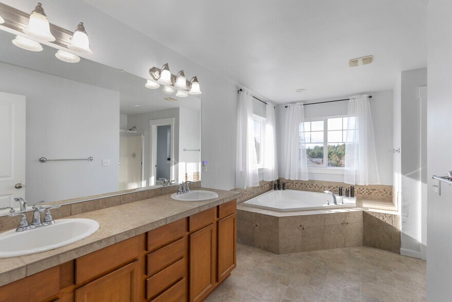 Building Photo - 6398 Juanita Cir NE