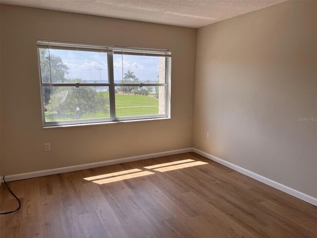 Building Photo - 1120 N Shore Dr NE