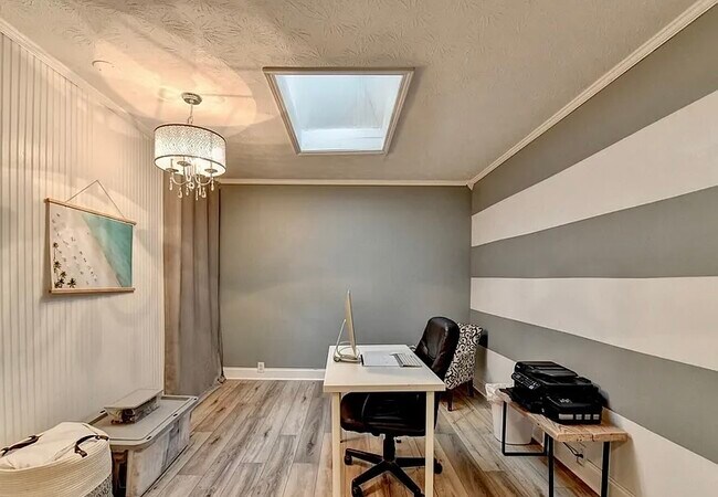 Building Photo - 561 Russell Rd