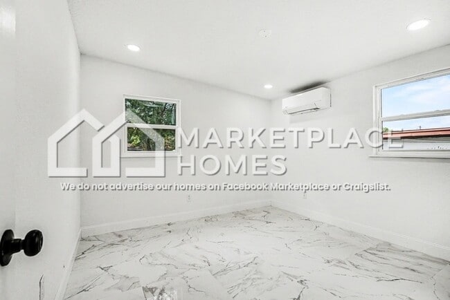 Building Photo - 408 Bassedena Cir N