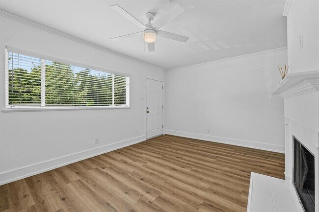 Building Photo - 2401 Winsted Ln