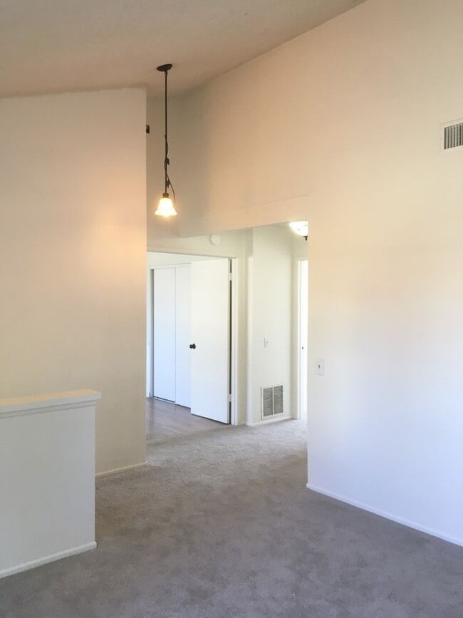 Building Photo - East Ventura - Three bedroom Townhome in R...