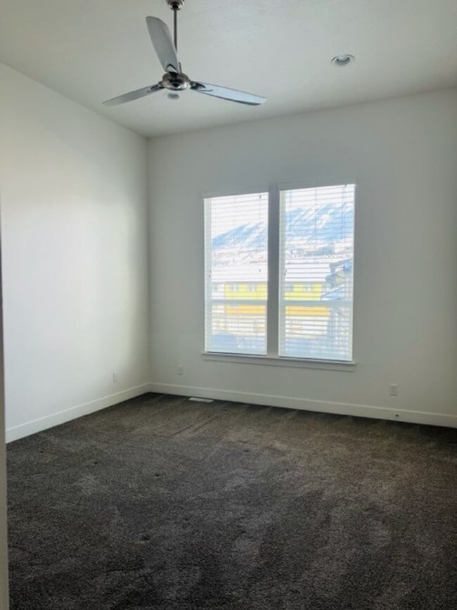 Building Photo - Beautiful 2018 townhome with 2 car garage and tall ceilings.