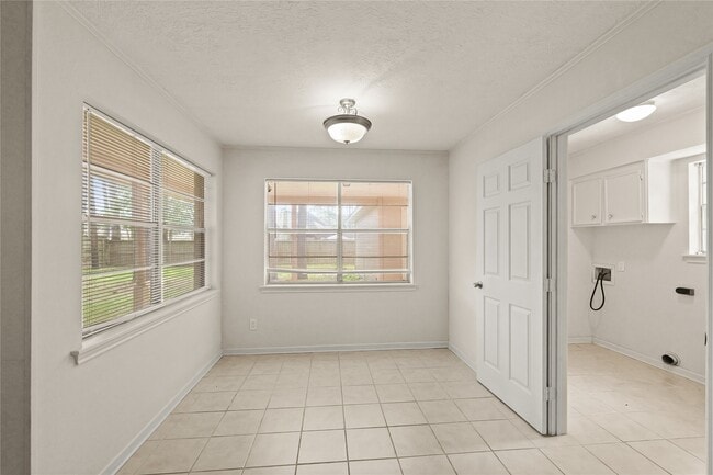 Building Photo - 14110 Saddlebend Dr