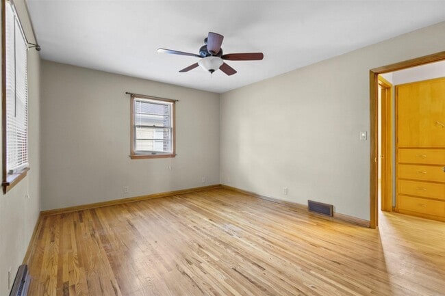 Building Photo - 3032 W 9th St