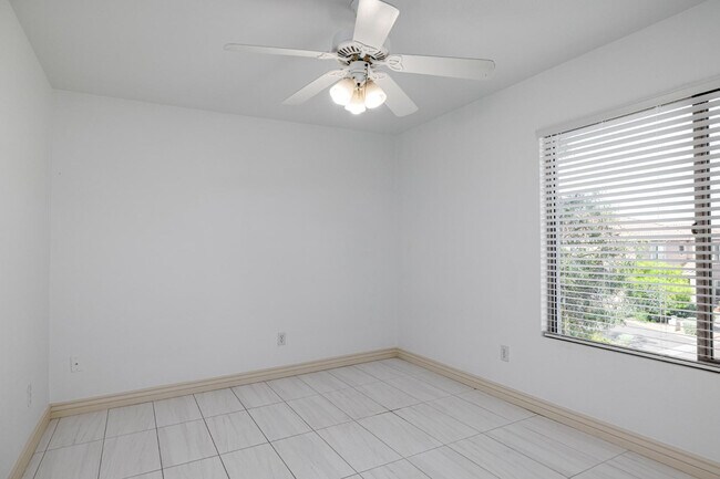 Building Photo - 7500 E Deer Valley Rd