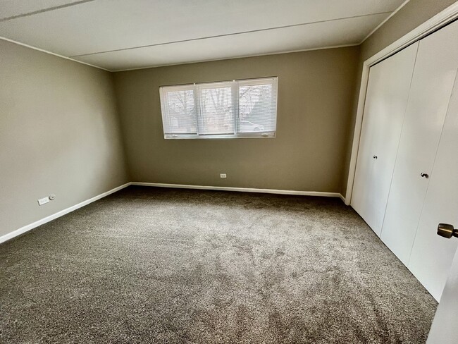 Building Photo - 914 School St