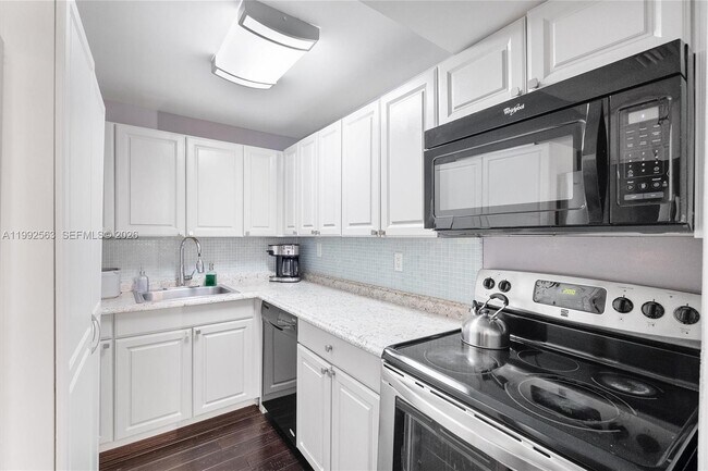 Building Photo - 1720 NW N River Dr