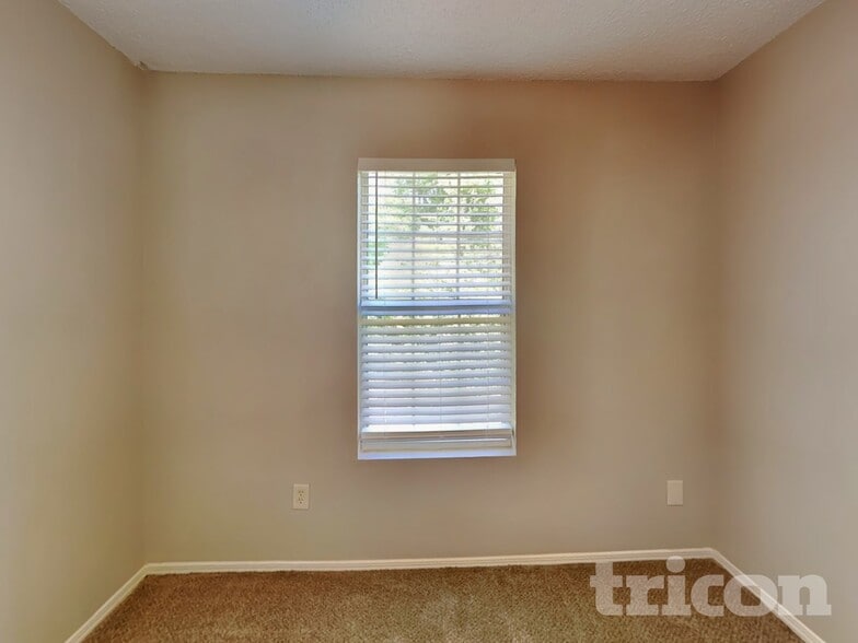 Building Photo - 12739 Serenade Cir N