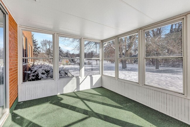 Building Photo - Newly Renovated