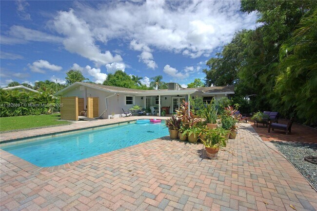 Building Photo - 4770 Holly Dr