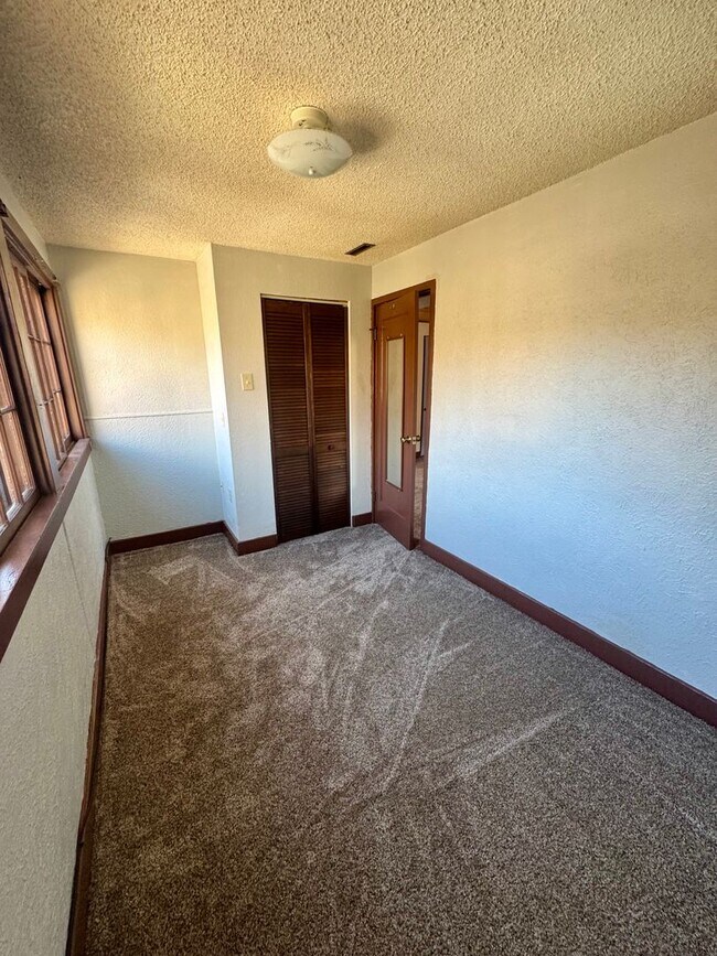 Building Photo - Cave Ave