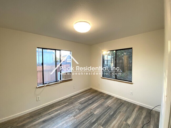 Building Photo - Cute 1 bd/1 ba Roseville House