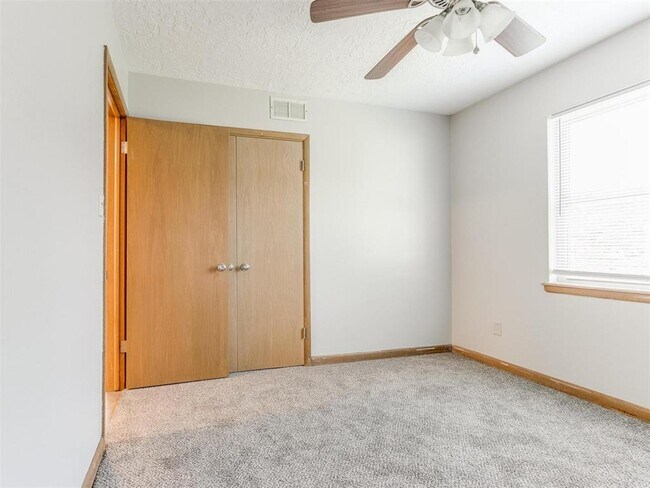 Building Photo - 306 S Mercedes Dr