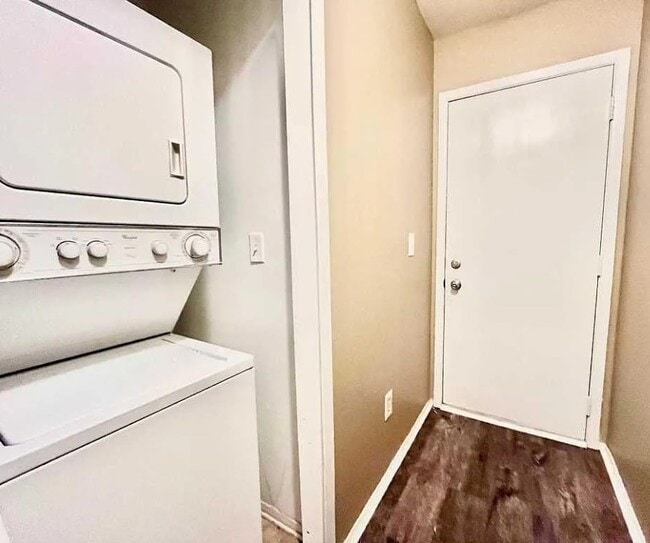 Building Photo - 15650 Stone Crossing Dr