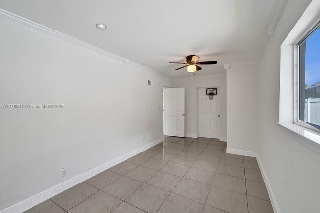 Building Photo - 924 N 30th Rd