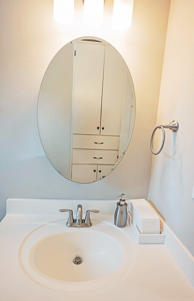 Building Photo - 413 SE Lana Ct