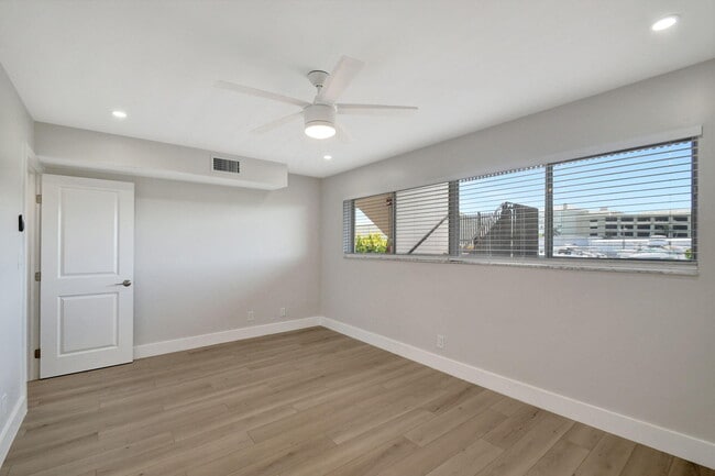 Building Photo - 300 Waterway Dr S