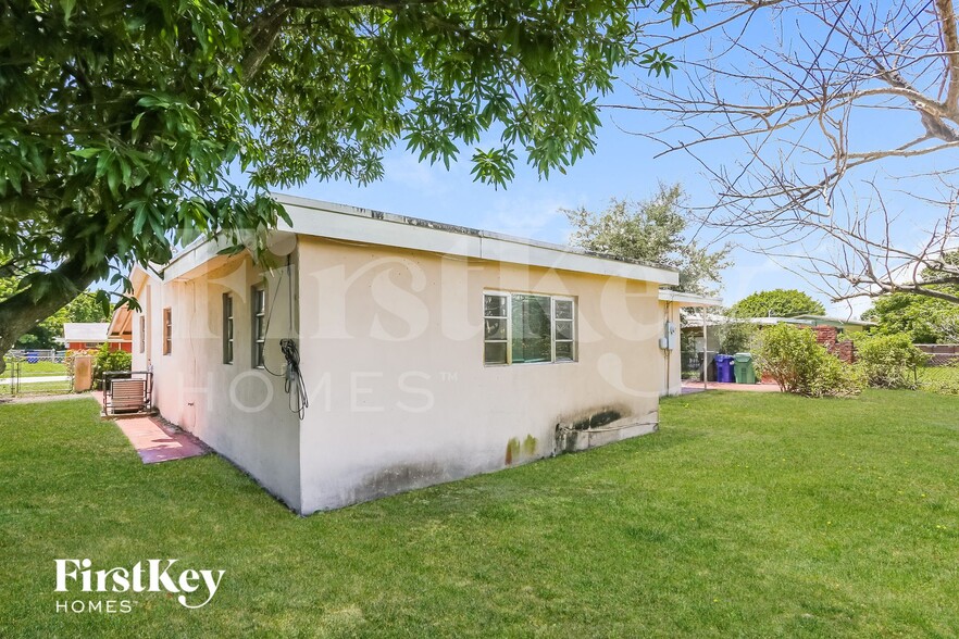 Building Photo - 731 NW 175th Dr