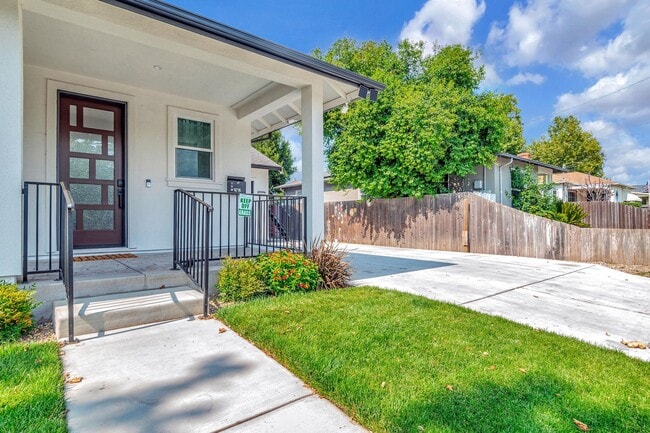 Building Photo - Fully Furnished 3BD/2BA Home with Solar – ...
