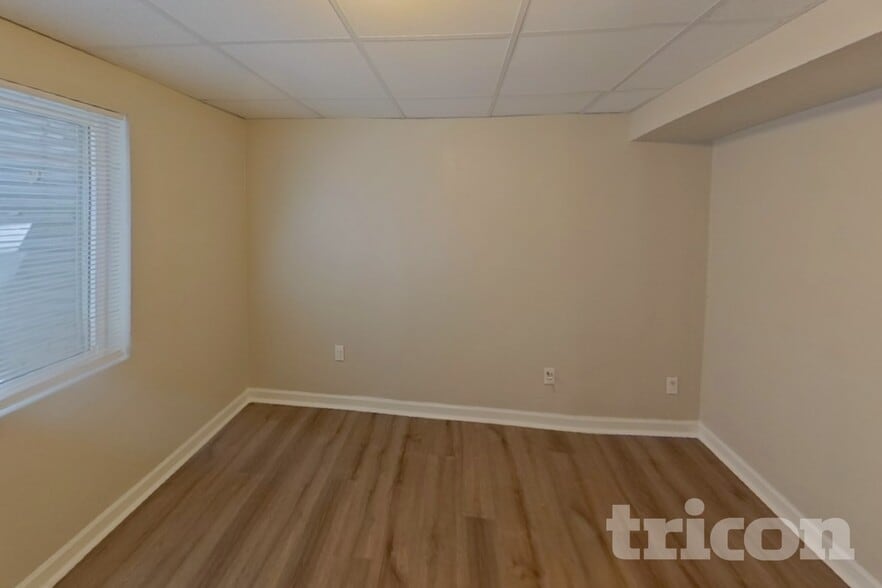 Building Photo - 4470 Hollyridge Dr