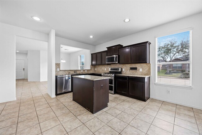 Building Photo - 5803 Camelia Evergreen Ln