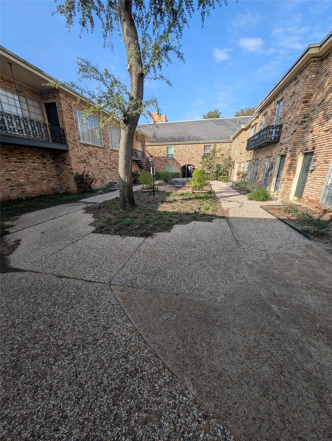 Building Photo - 2503 McCue Rd