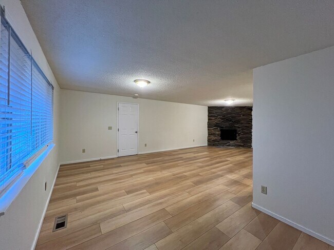 Building Photo - 4 bedroom 2.05 bath rambler on Kent's East...