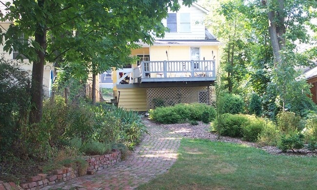 Building Photo - 222 Pleasant St