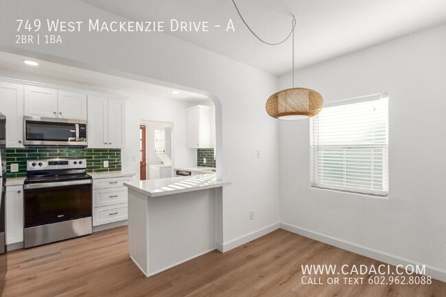 Building Photo - 749 W MacKenzie Dr