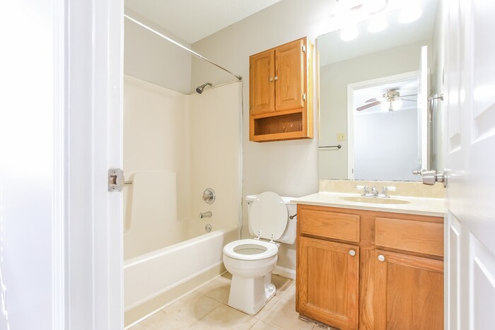 Building Photo - 14806 White Oaks Ln