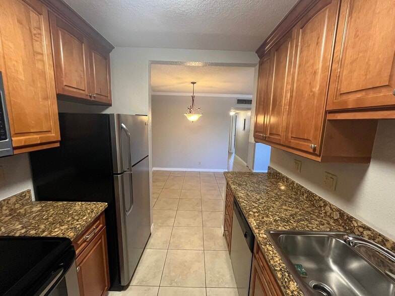 Building Photo - 2020 NE 56th St