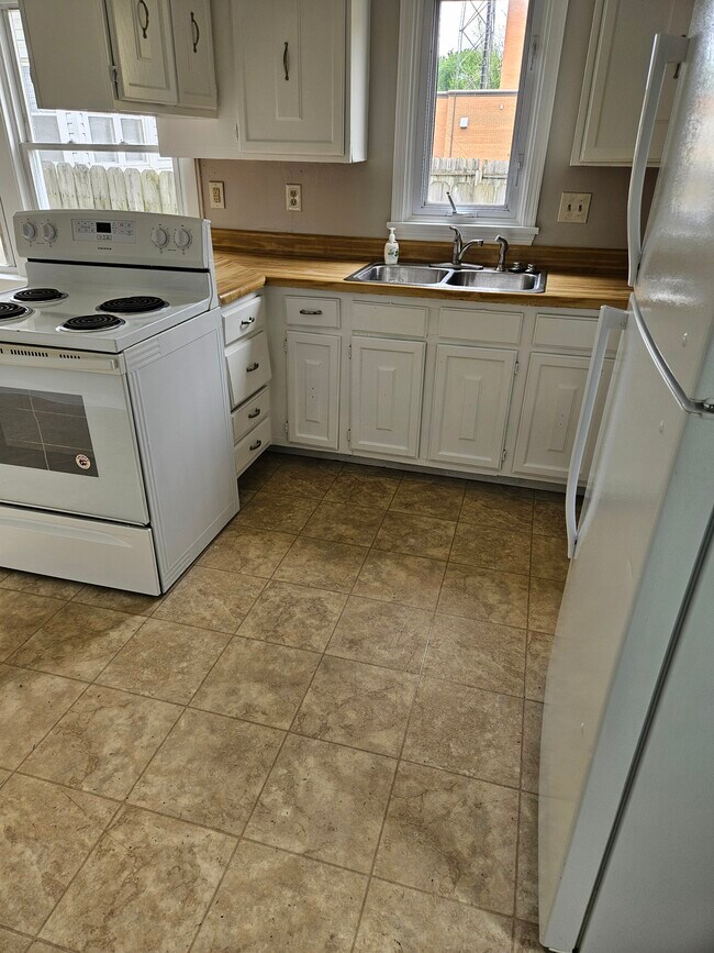 Kitchen - 929 Tiffin Ave