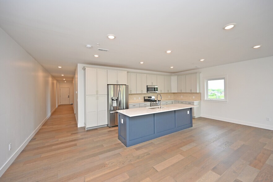 Kitchen (actual) - 617 Manhattan Blvd