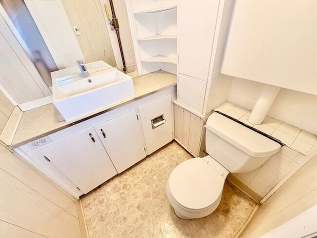 Building Photo - DEC RENT FREE FOR A LEASE STARTING BY NOV 15TH! - BRICK HOME WITH FINISHED BASEMENT