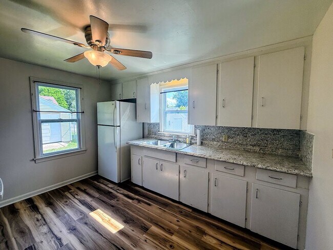 Building Photo - Three bedroom one bathroom home for rent