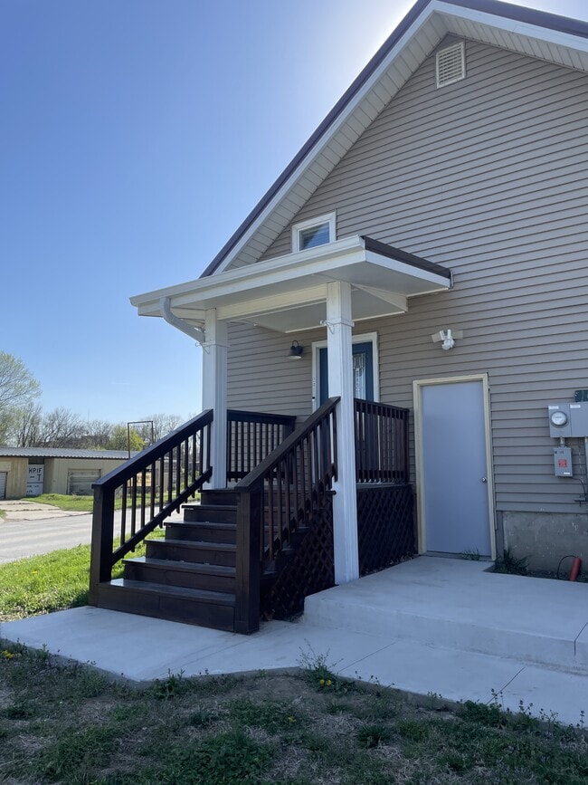 Building Photo - 105 W Summit St