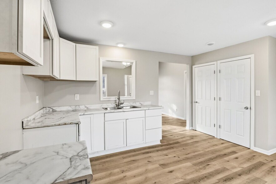 Building Photo - 522 W Vinyard St