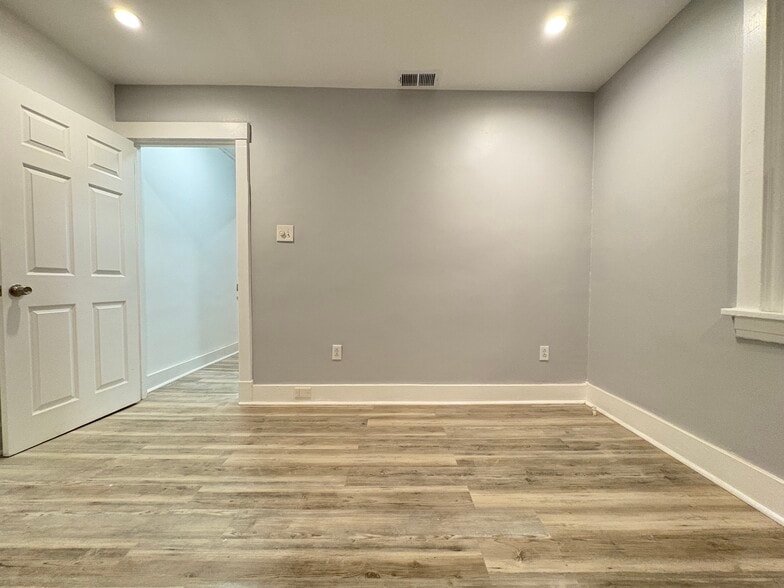 Building Photo - 5836 Phillips Ave