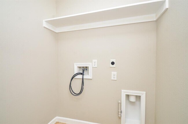 Building Photo - 718 Pine Lodge Dr
