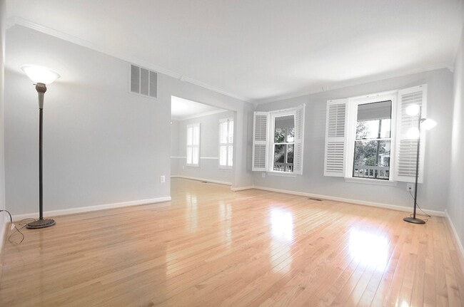 Building Photo - Classic 4 Bed 3.5 Single Family Home Sitti...