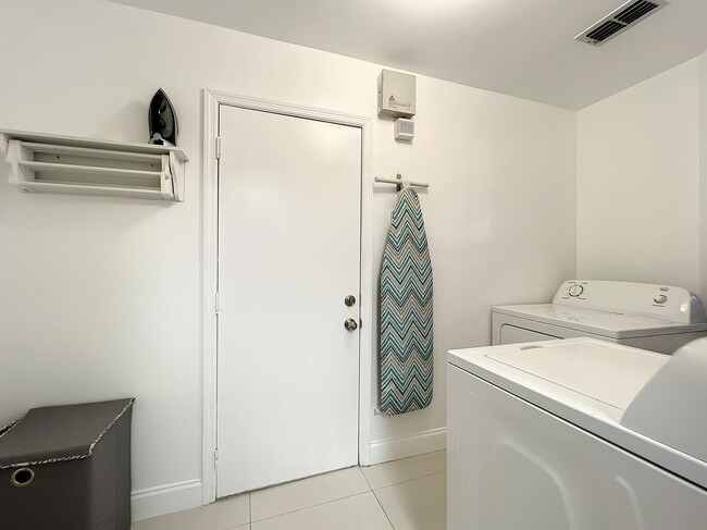 Building Photo - Ernst Court, Orlando, FL 32819 - 2 BR 2.5 ...