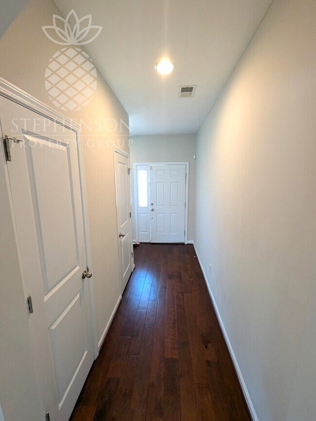 Building Photo - 4 bedroom 2.5 bath