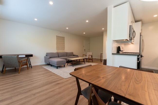 Building Photo - 1020 N Laurel Ave